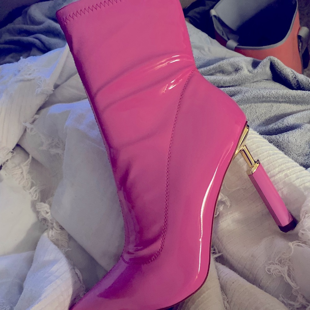 Hot pink pistol boot 💄